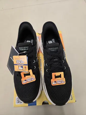 SKECHERS Slip-ins 블랙 스니커즈