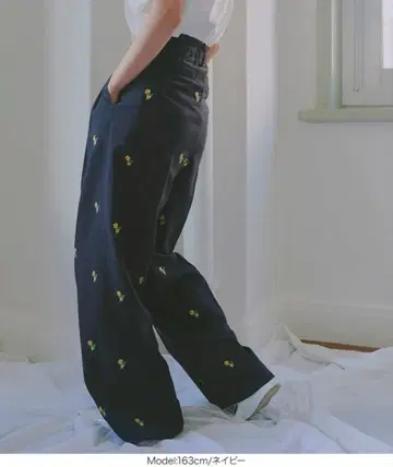 자수 들어간 네이비 와이드 팬츠