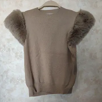 퍼가 달린 베이지 니트 반팔 상의