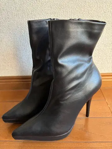 블랙 슬림핏 하이힐 부츠