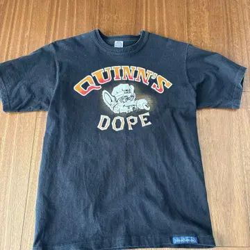 토이즈 맥코이 QUINN'S DOPE 블랙 티셔츠