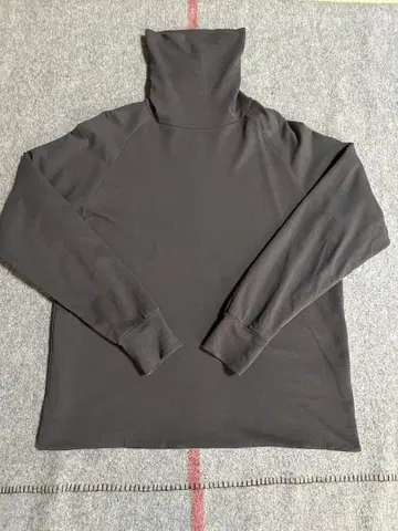 GOUCHA W-FACE L/S TEE 차콜