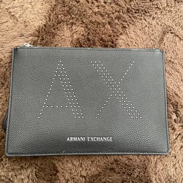 Armani Exchange 스터드 장식 클러치백