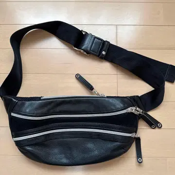 master piece 블랙 가죽 바디백