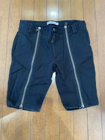 KARVAN 블랙 지퍼 숏팬츠 46