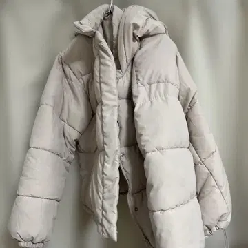 라이트 베이지 다운 자켓 후드 부착 바스락