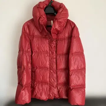후드 부착 빨간색 다운 자켓