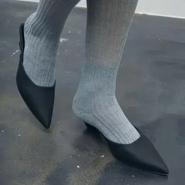 uyu. 스틸레토 디자인 힐 뮬