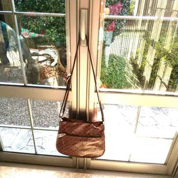 브라운 로고 패턴 숄더백