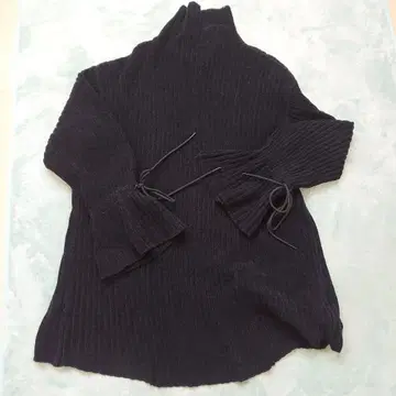 리브 하이넥 스웨터 블랙