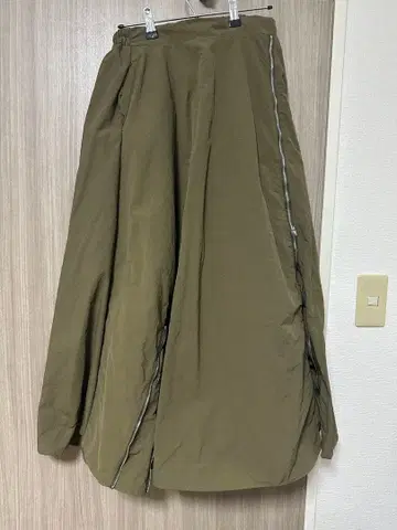 올리브색 나일론 롱 스커트 사이드 지퍼 포함