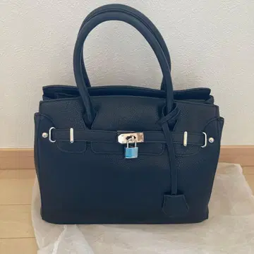 락이 달린 블랙 핸드백 숄더백