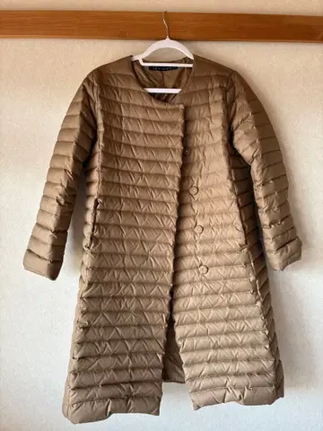 RACY RADIANT 베이지 퀼팅 노카라 다운 코트