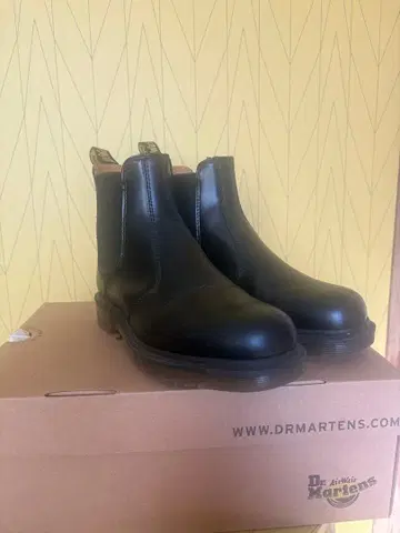 Dr. Martens 블랙 사이드 고어 부츠