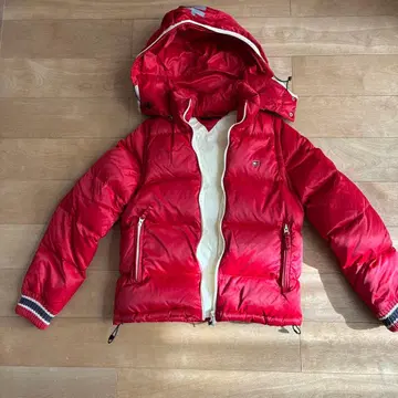 빨간색 다운 자켓 후드 부착 GER 로고