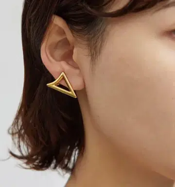 ROPE 골드 트라이앵글 모티브 귀찌