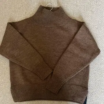 MHL, 브라운 터틀넥 스웨터 II