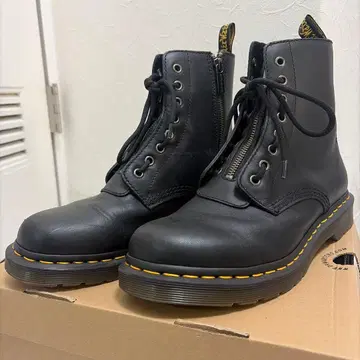 Dr. Martens AirWair 블랙 워크 부츠