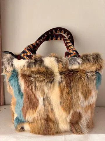 멀티 컬러 퍼 핸드백