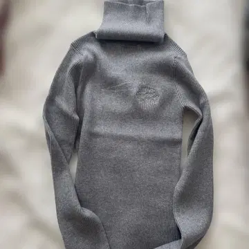 Treat Urself 터틀넥