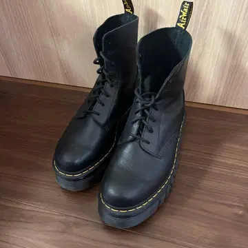 Dr. Martens 블랙 워크 부츠