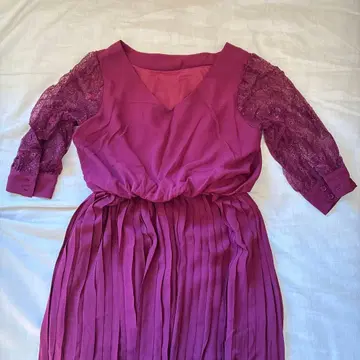 퍼플 레이스 소매 플리츠 드레스