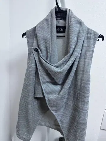 tornado mart 그레이 계열 스트라이프 슬리브리스 베스트 드레이프