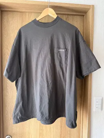 ALOUND 차콜 그레이 포켓 부착 티셔츠