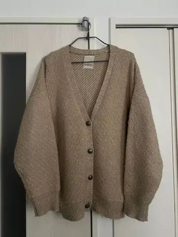 베이지 버튼 니트 가디건 kastane