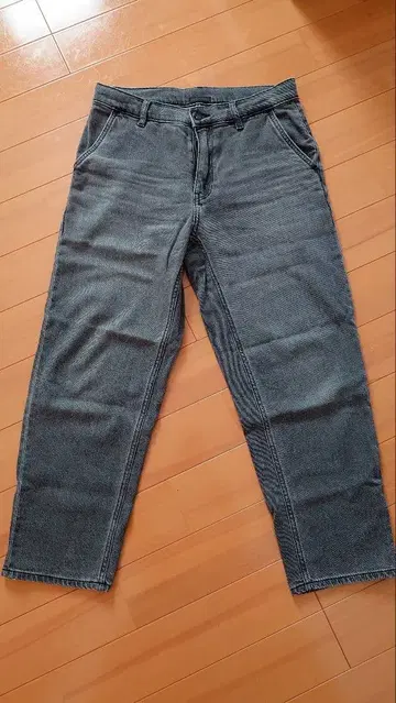 유니클로 UNIQLO 다크 그레이 스트레이트 데님 팬츠