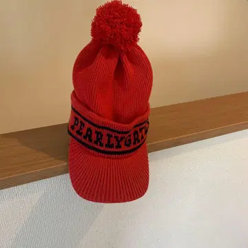 파리게이츠 폼폼 포함 빨간색 니트 모자