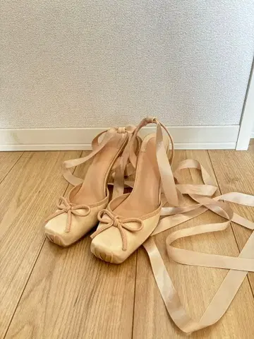 베이지 새틴 리본 스트랩 하이힐 펌프스