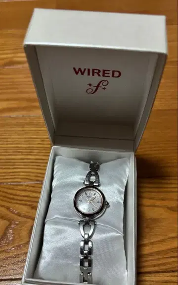 솔라 배터리 WIRED 와이어드 워치 실버