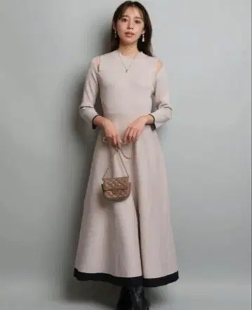 자스 그리티 2023AW 미카 씨 콜라보 숄더 슬릿 레이디 원피스