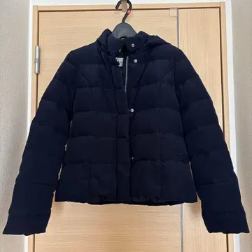 Viaggio Blu 후드 부착 블랙 다운 자켓