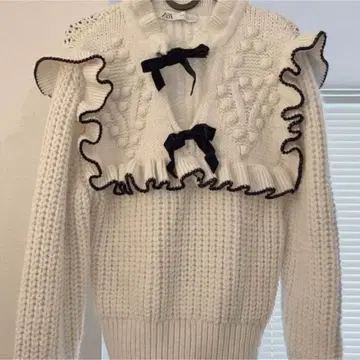 ZARA 프릴 리본 포함 화이트 니트 스웨터