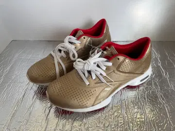 리복 골드/레드 스니커즈