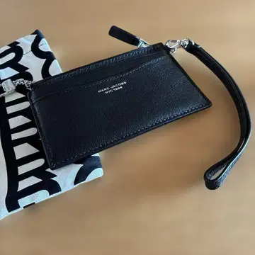 MARC JACOBS 블랙 프래그먼트 케이스