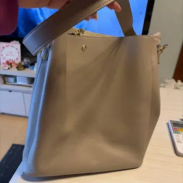 베이지 숄더백 심플한 디자인