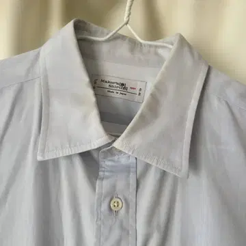 연한 파랑색 코튼 소재 드레스 셔츠