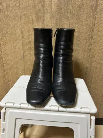 DIANA 블랙 가죽 숏부츠