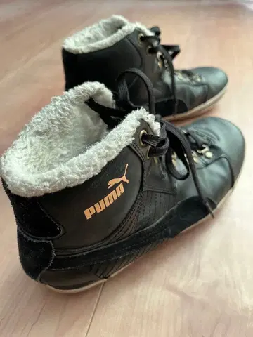 PUMA 블랙 가죽 하이컷 스니커즈