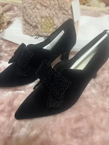 블랙 리본 포함 펌프스 중간 힐