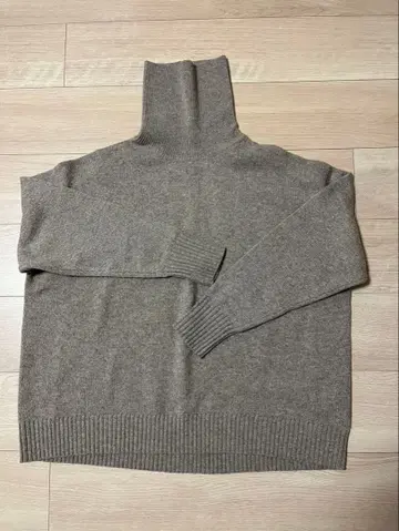 그레이 하이넥 니트 스웨터