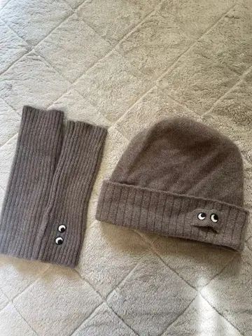 유니클로 ANYA HINDMARCH 니트 모자와 암워머 세트 브라운