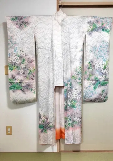 순수 실크 기모노 후리소데 실크의 화이트 컬러 원단에 꽃무늬