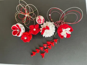 빨간색과 화이트 꽃 모티브 헤어 액세서리 세트