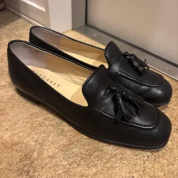 MARGARET HOWELL 블랙 가죽 로퍼 태슬 포함