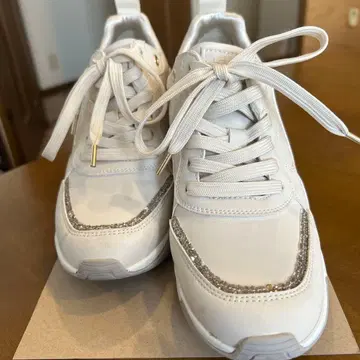 화이트 글리터 스니커즈