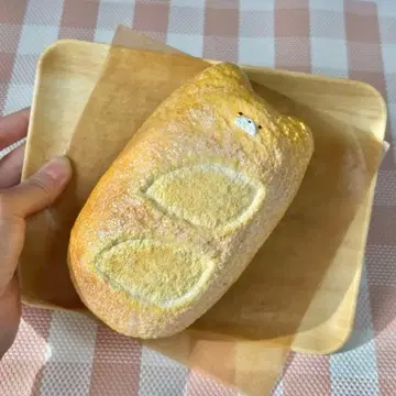 핸드메이드 스퀴즈 가루 뿌린 프랑스빵